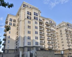 Автомобильная парковка под домом на Фрунзенской наб. (Москва)